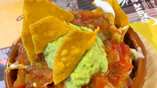 Nachos, enchiladas, tacos y bebida, todo el sabor de México