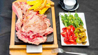 Menú para dos de chuletón a la piedra, dos entrantes, postre y bodega para dos personas en El Barco