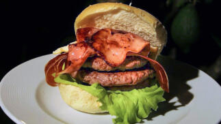 Hamburguesa premium con doble o triple de carne más patatas y bebida