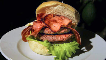 Hamburguesa premium con doble o triple de carne más patatas y bebida