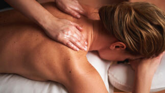 Masaje a elegir entre deportivo, sueco, hawaiano, reflexología o masaje relajante con aromaterapia