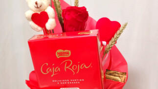 ROSA ETERNA CON CAJA DE BOMBONES